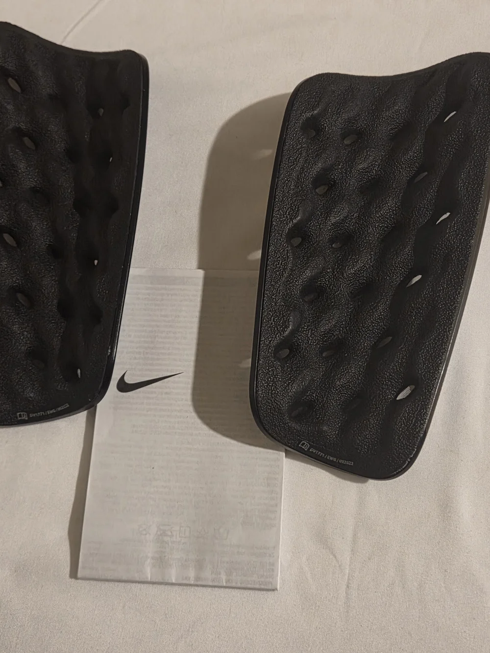 Nike Mercurial Lite Soccer Shin Guards. Adult Medium